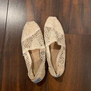 TOMS Size 7 Women's Ivory Slip-On Floral Crochet Lace Shoes